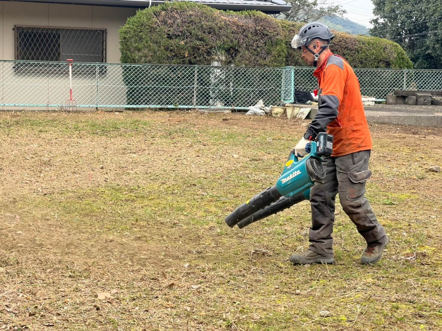 ブロワーを使って仕上げの清掃を行い作業完了！